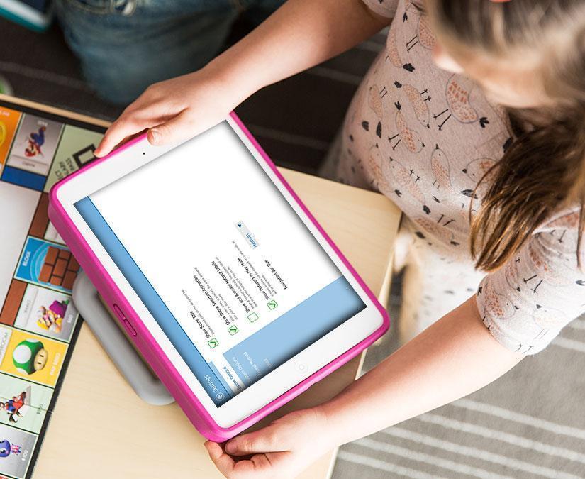 一个女孩使用iPad和Tobii Dynavox软件Snap Scene