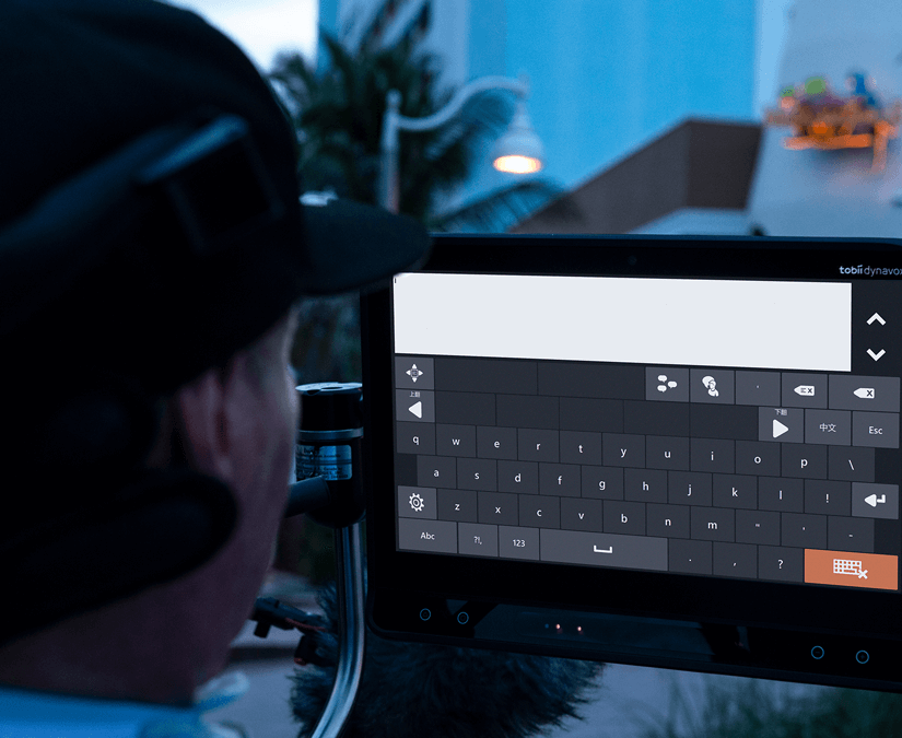 一名男子在I-16设备上使用Tobii Dynavox Communicator 5